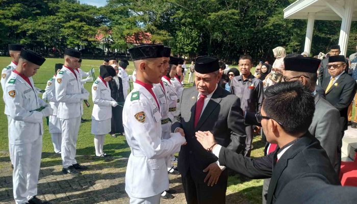 Bupati Muna Mengukuhkan 70 Purna Paskibraka dan 5 Utusan Paskibraka Tingkat Propinsi Sultra