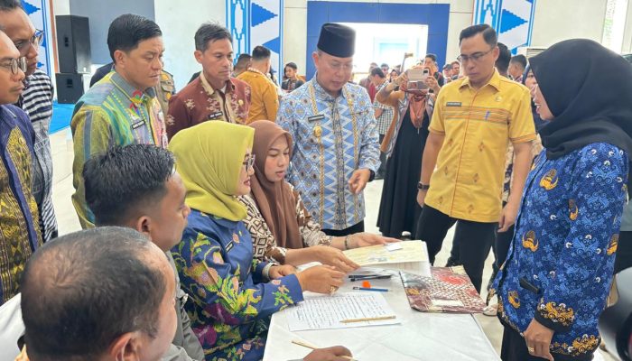 Gubernur Sultra Serahkan Pembayaran Gaji Seluruh PPPK Paruh Waktu Lingkup Pemprov