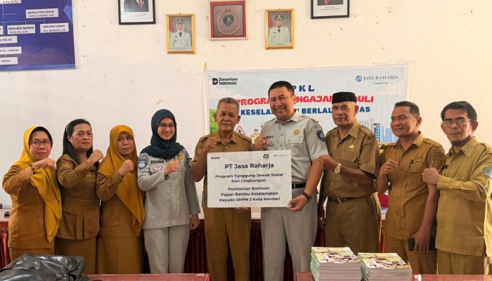 PT Jasa Raharja Salurkan Bantuan Rambu Keselamatan dan Gelar Sosialisasi PPKL di SMPN 3 Kota Kendari