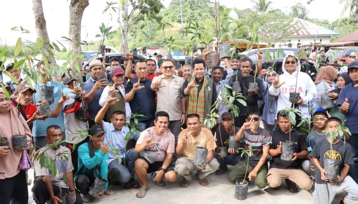 Jaelani Bagikan Bibit Produktif dan Sosialisasi RHL di Kendari dan Konsel