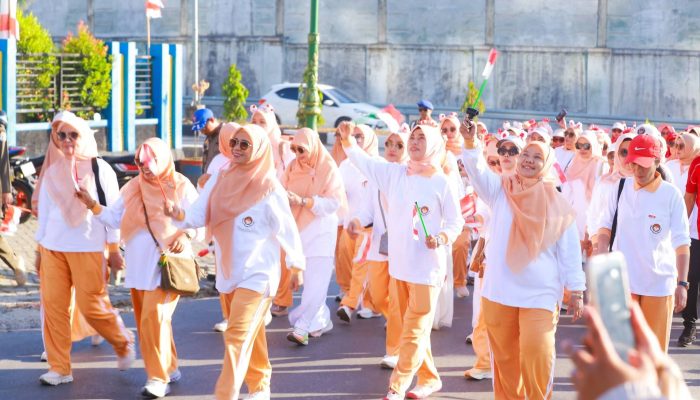 Menyemarakkan HUT RI ke-81, DWP Sultra Gelar Jalan Santai dan Aksi Sosial