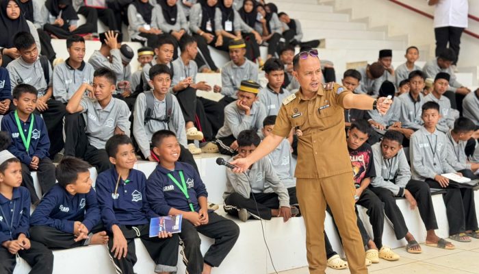 Kadis Kominfo Kendari Edukasi Siswa Sekolah Rakyat Cerdas Bermedia dan Bijak Menggunakan Handphone