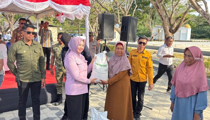 Menyapa Warga di Nambo, Wali Kota Kendari Salurkan Bantuan Pangan Beras 3 Karung Setiap KPM