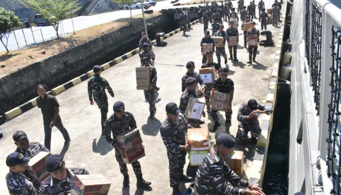 KRI Bung Hatta-370 Laksanakan Misi Pengiriman Bantuan Kemanusiaan Pascagempa di Flores NTT