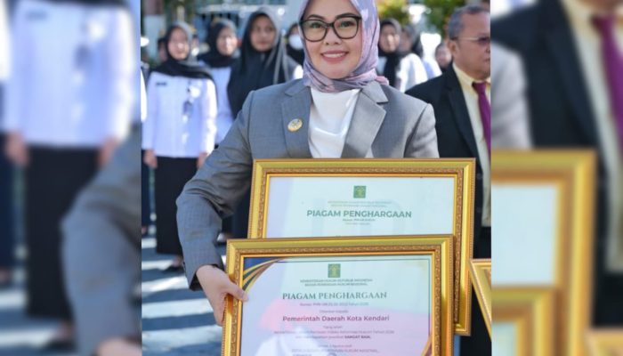 Wali Kota Terima Dua Penghargaan Pemkot Kendari Atas Pengelolaan Hukum dari Kemenkum