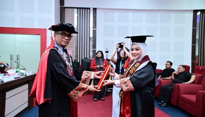 Berbekal Pengalaman Tangani Pascabencana di Sultra, Helen Dias Andhini Raih Gelar Doktor Cumlaude dengan IPK 4,00 di Unhas