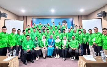 DPW PKB Sultra Perkuat Soliditas Internal, Serahkan SK Kepengurusan 17 DPC di Kendari