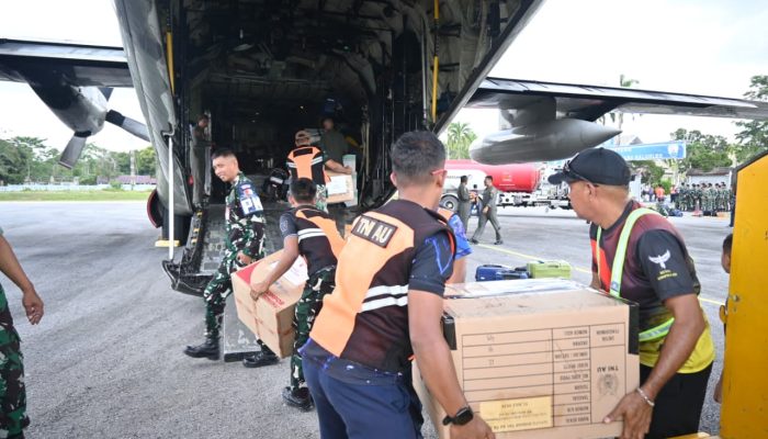 TNI AU Salurkan Bantuan Kemanusiaan untuk Korban Bencana di NTT, Diberangkatkan dari Lanud Haluoleo