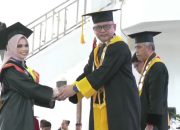 UHO Kembali Kukuhkan 732 Lulusan, Rektor: Dunia Kerja Butuh Alumni Adaptif, Inovatif, dan Berintegritas