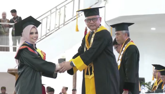 UHO Kembali Kukuhkan 732 Lulusan, Rektor: Dunia Kerja Butuh Alumni Adaptif, Inovatif, dan Berintegritas