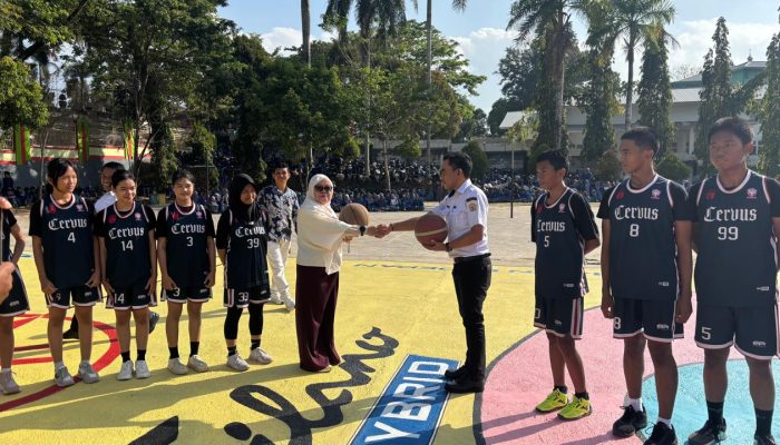 Dukung Pengembangan Bakat Siswa, UD Maju Motor Kendari Percantik Lapangan Basket SMKN 1 Kendari