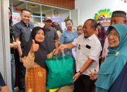 Puluhan Warga Kendari Tersenyum, UD Gangga dan Dinas Ketapang Salurkan Bantuan Pangan