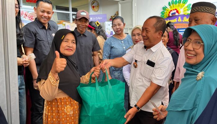 Puluhan Warga Kendari Tersenyum, UD Gangga dan Dinas Ketapang Salurkan Bantuan Pangan