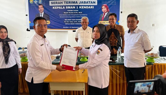 Sertijab Kepsek SMAN 1 Kendari Penuh Haru, Nur Aida Target Pertahankan Prestasi dan Benahi Lingkungan Sekolah