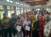 Bupati Muna Memberikan Piagam dan Hadia kepada Dua Siswa SD Mengikuti OSN Tingkat Nasional