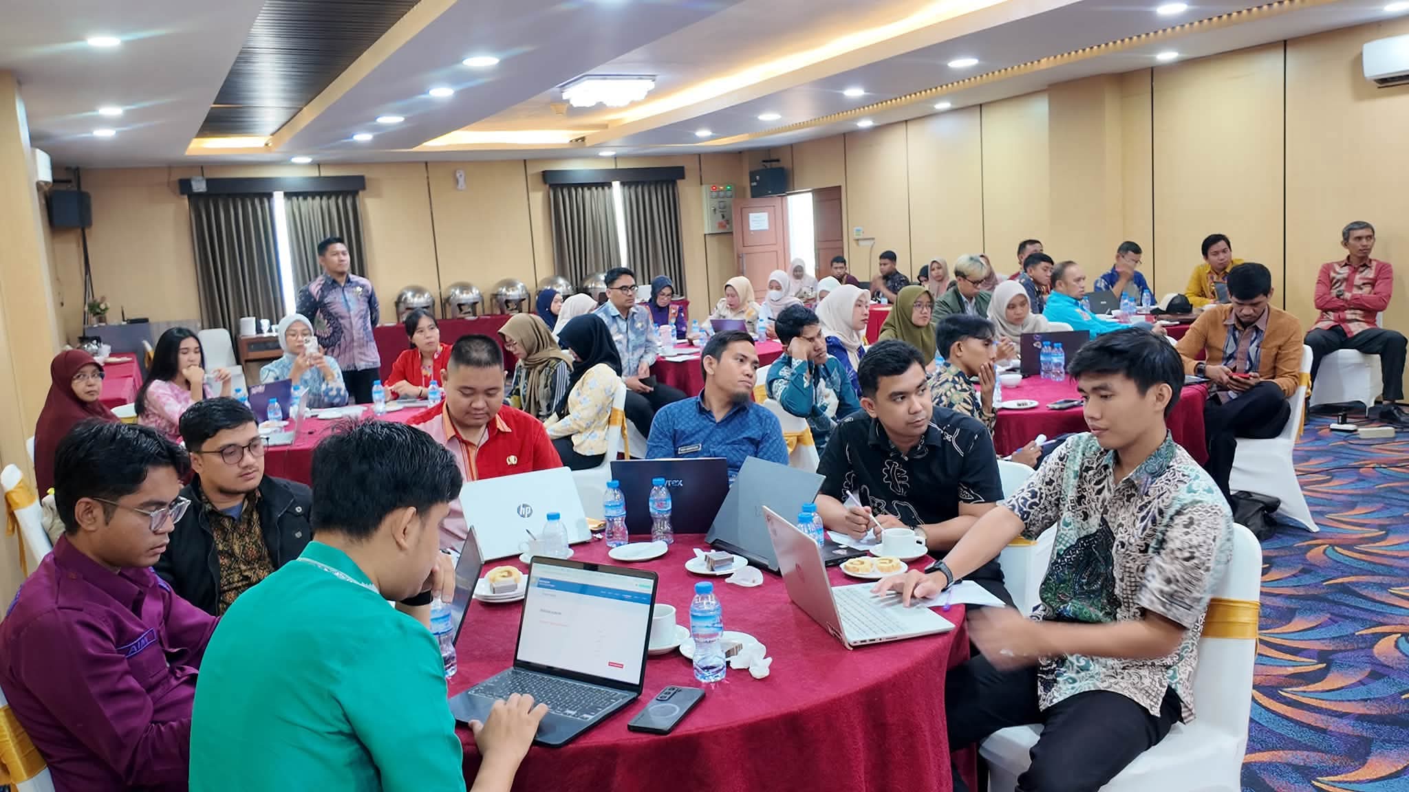 Suasana rapat koordinasi dan evaluasi pengelolaan domain dan subdomain website lingkup Pemprov Sultra yang diselenggarakan Diskominfo. (Foto: Diskominfo Sultra)