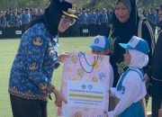 Wali Kota Kendari Serahkan Bantuan Seragam dan Beasiswa untuk Siswa Kurang Mampu