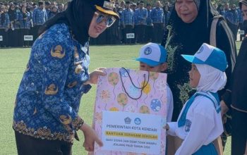 Wali Kota Kendari Serahkan Bantuan Seragam dan Beasiswa untuk Siswa Kurang Mampu
