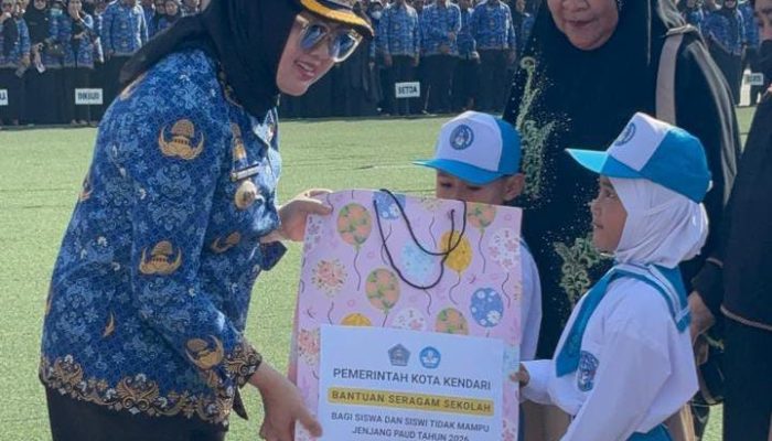 Wali Kota Kendari Serahkan Bantuan Seragam dan Beasiswa untuk Siswa Kurang Mampu