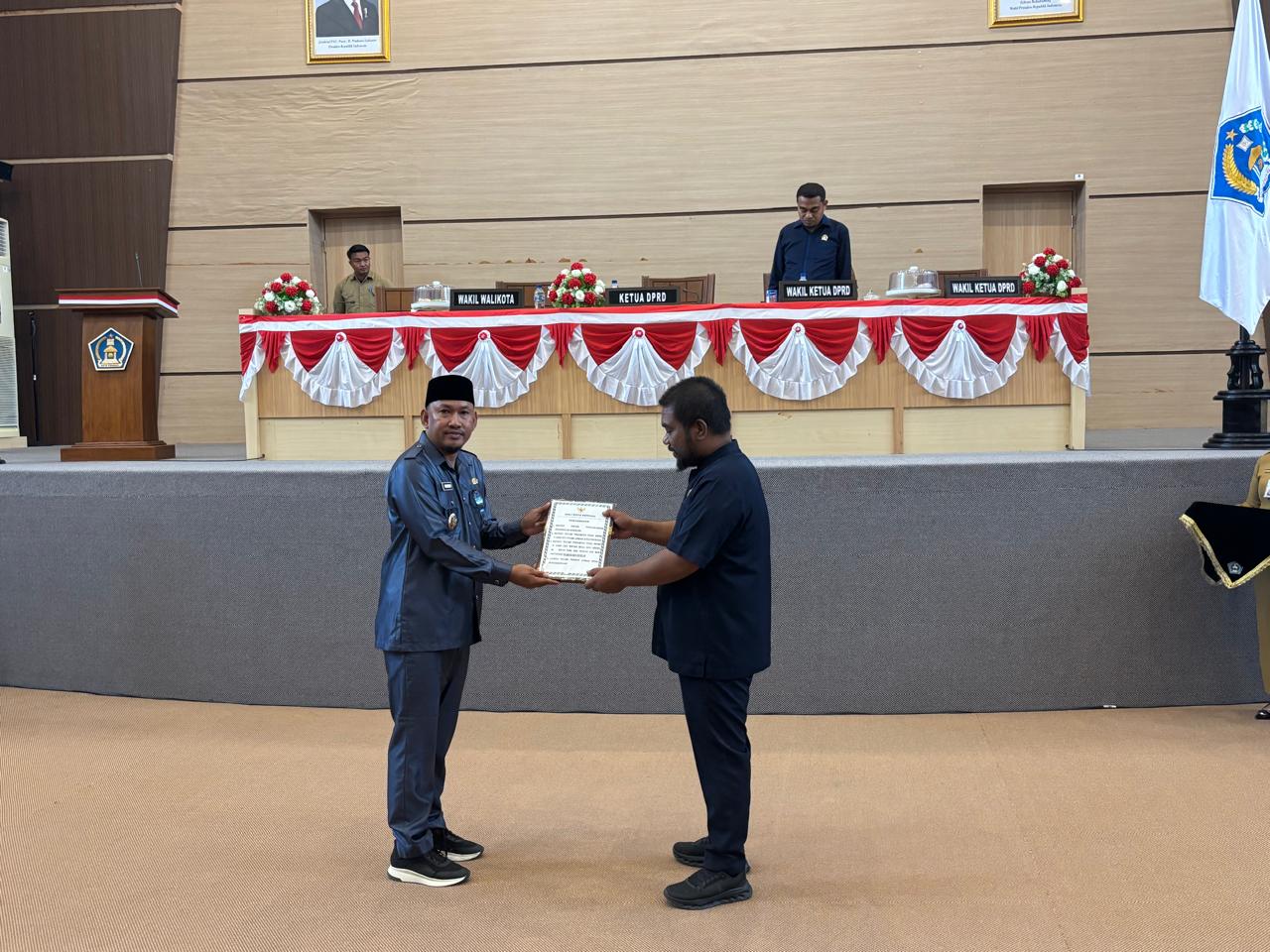 Wakil Wali Kota Kendari Sudirman menyerahkan dokumen Raperda perubahan Perda kepada Ketua DPRD LM Inarto, Senin (12/10/2026).(Foto: Hasrul/KR)