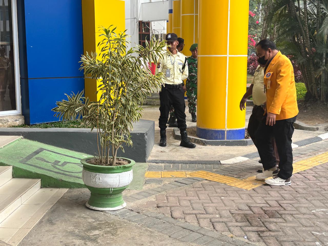 Kedatangan salah satu anggota Senat yang memilih di loby Rektorat. (Foto: Hasrul/KR)