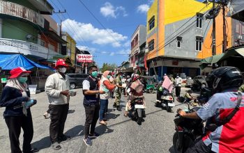 PWI Baubau Gandeng TNI-Polri dan Organisasi Kemanusiaan Bagikan 2000 Masker