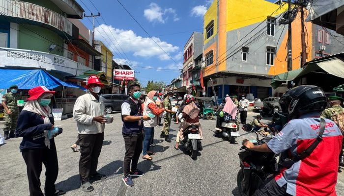PWI Baubau Gandeng TNI-Polri dan Organisasi Kemanusiaan Bagikan 2000 Masker