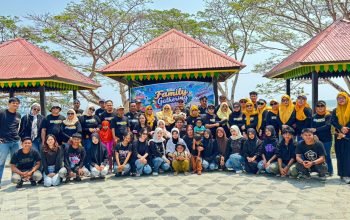 Family Gathering di Pantai Nambo, Dinas Kominfo Kendari Perkuat Kekompakan dan Semangat Kerja