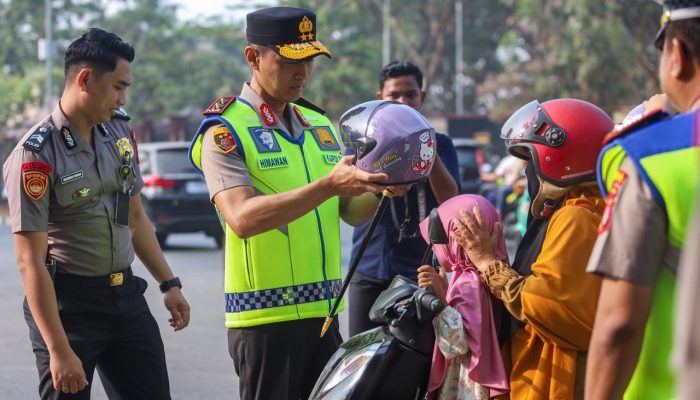 Kapolda Sultra Turun ke Jalan Pantau Lalu Lintas, Bagikan Helm Gratis hingga Edukasi Keselamatan Anak