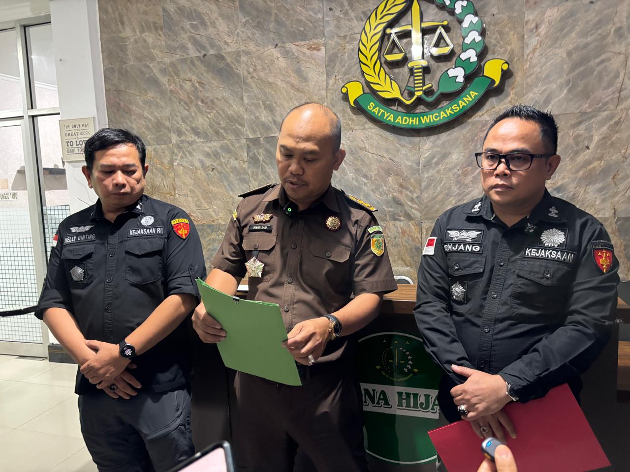 Kasi Pidsus Kejati Sultra bersama Kasi Pidum saat menyampaikan konferensi pers penetapan tersangka baru dugaan korupsi makan minum di Pemprov Sultra. (Foto: Hasrul/KR)