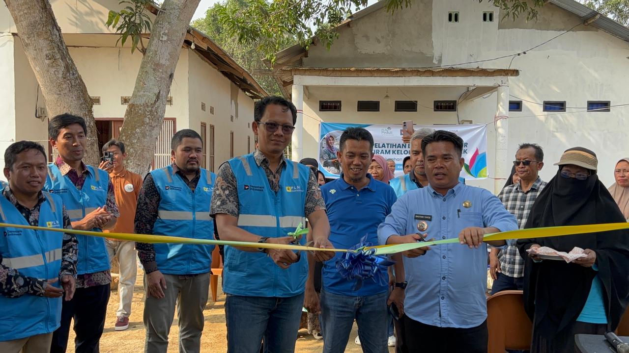 Peresmian Rumah Jamur Tiram kelompok Ibu-ibu di Kelurahan Wua-wua. (Foto: Hasrul/KR)