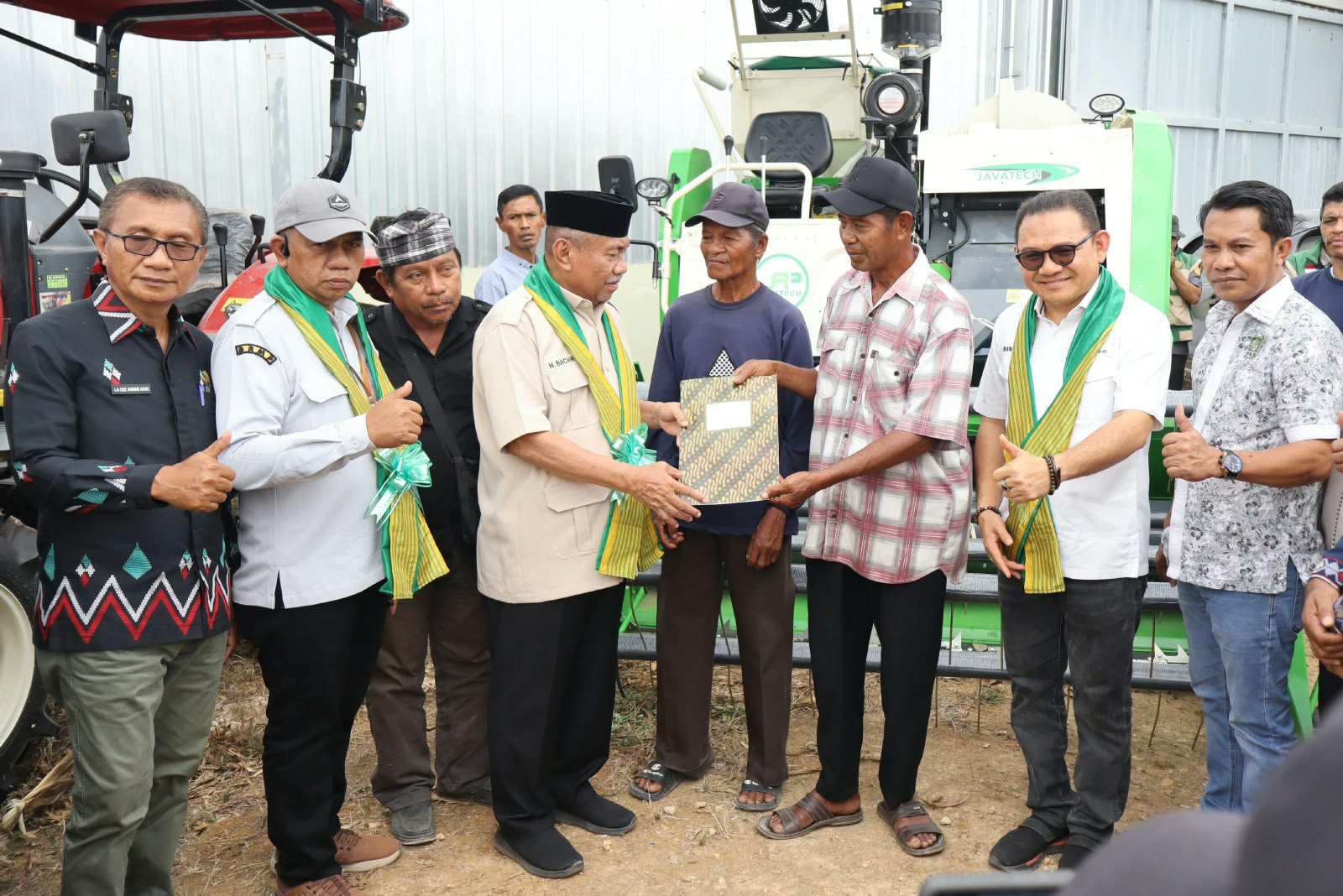 Penyerahan bantuan Alsintan Jaelani kepada pemerintah daerah yang diserahkan langsung kepada kelompok tani. (Foto: Ist/KR) 