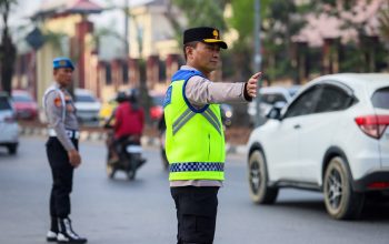Implementasi Quick Wins Kapolri, Wakapolda Sultra Turun Langsung Atur Lalu Lintas di Kendari