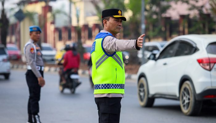 Implementasi Quick Wins Kapolri, Wakapolda Sultra Turun Langsung Atur Lalu Lintas di Kendari