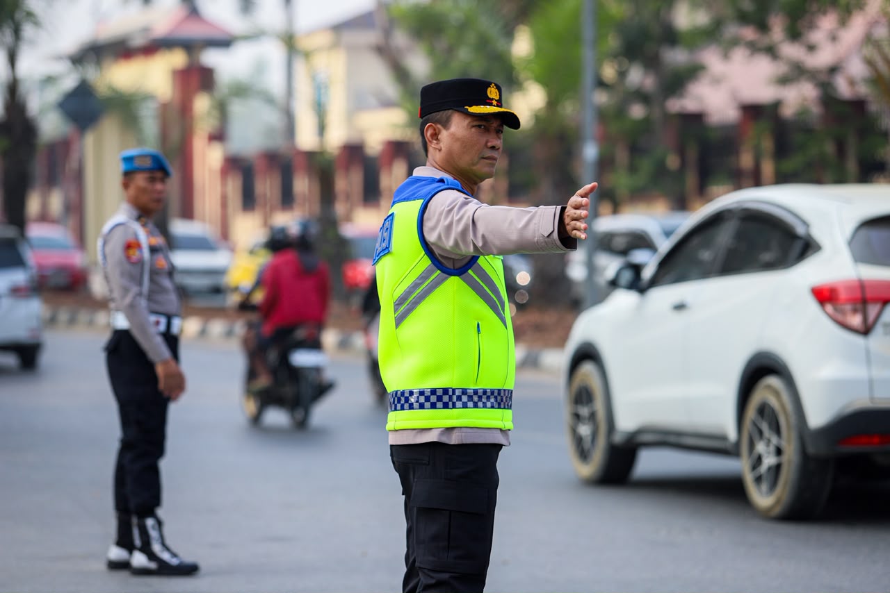 Wakapolda Sulawesi Tenggara Brigjen Pol. Budi Hermawan, S.I.K tampak mengatur arus lalu lintas. (Foto: Ist/KR)