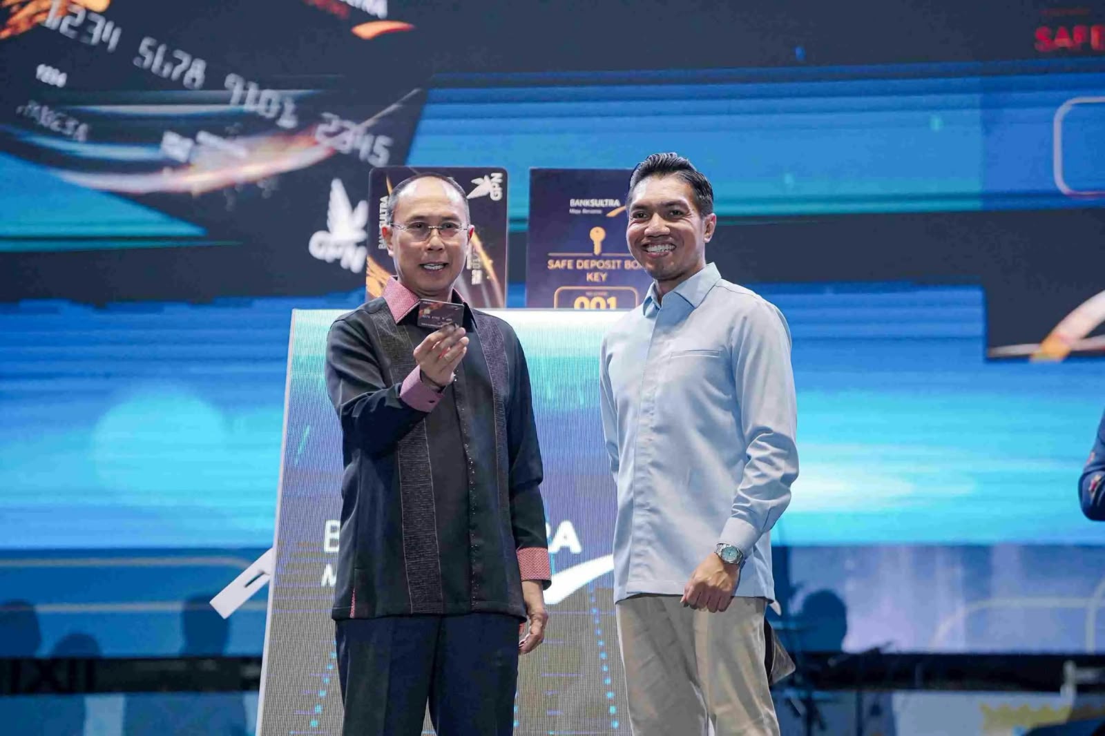 Gubernur Sultra, Andi Sumangerukka didampingi Direktur Bank Sultra meluncurkan dua produk unggulan, yakni layanan nasabah prioritas Suprime (Sultra Prime) dan Safe Deposit Box (SDB). (Foto: Ist/KR)
