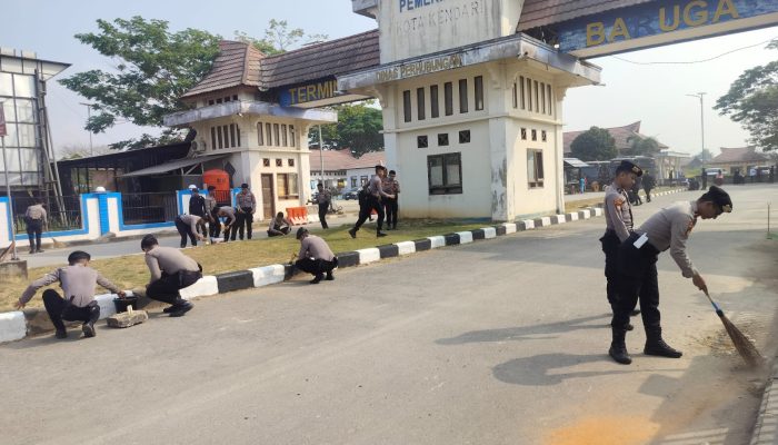 Wujudkan Sinergi Polisi dan Masyarakat, Wakapolda Sultra Galakkan Green Policing di Terminal Baruga