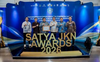 Pj Sekertaris Daerah Muhammad Fadlansyah usai menerima penghargaan Stya JKN Award 2026. (Foto: Ist/KR)