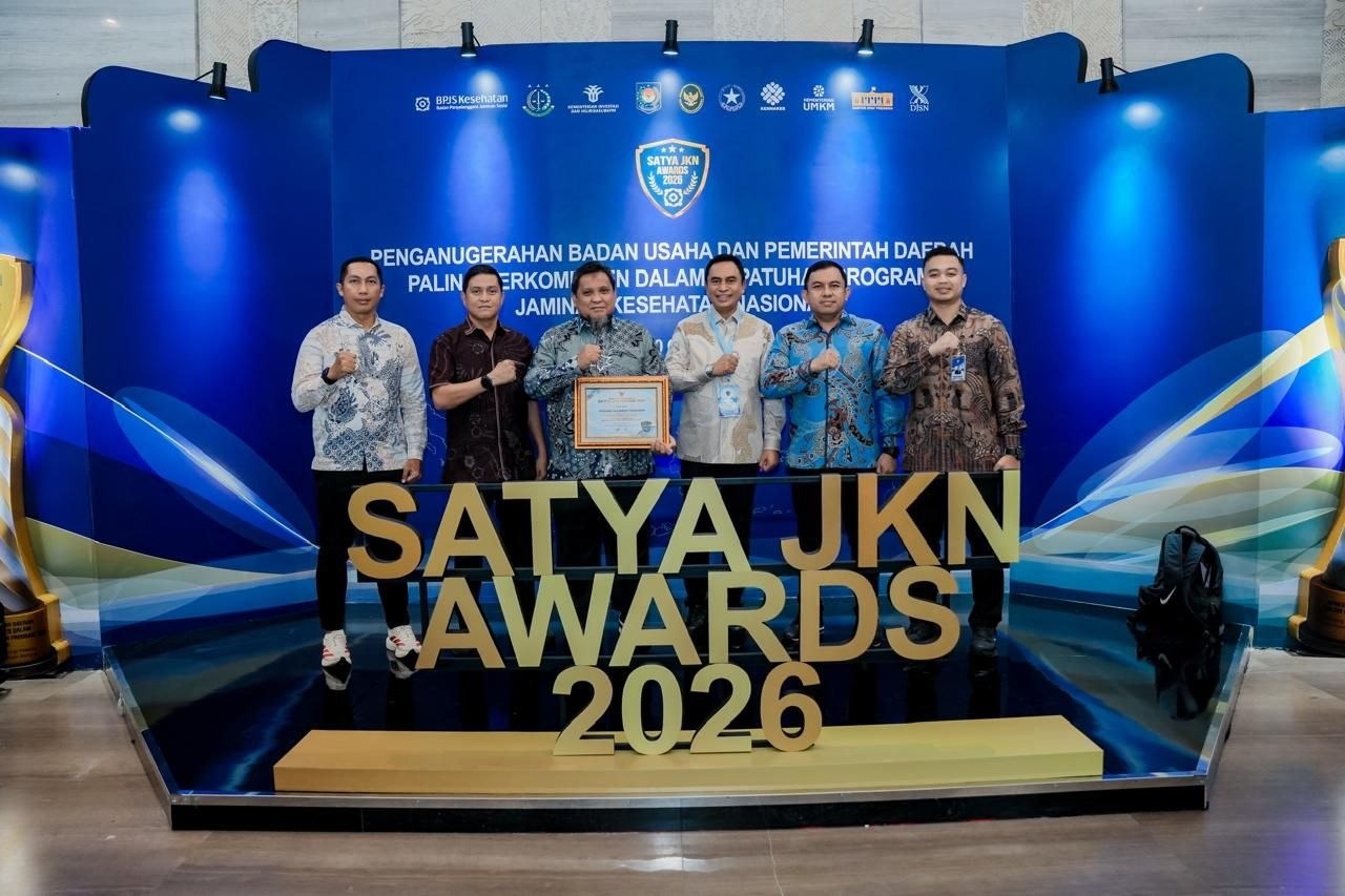 Pj Sekertaris Daerah Muhammad Fadlansyah usai menerima penghargaan Stya JKN Award 2026. (Foto: Ist/KR)